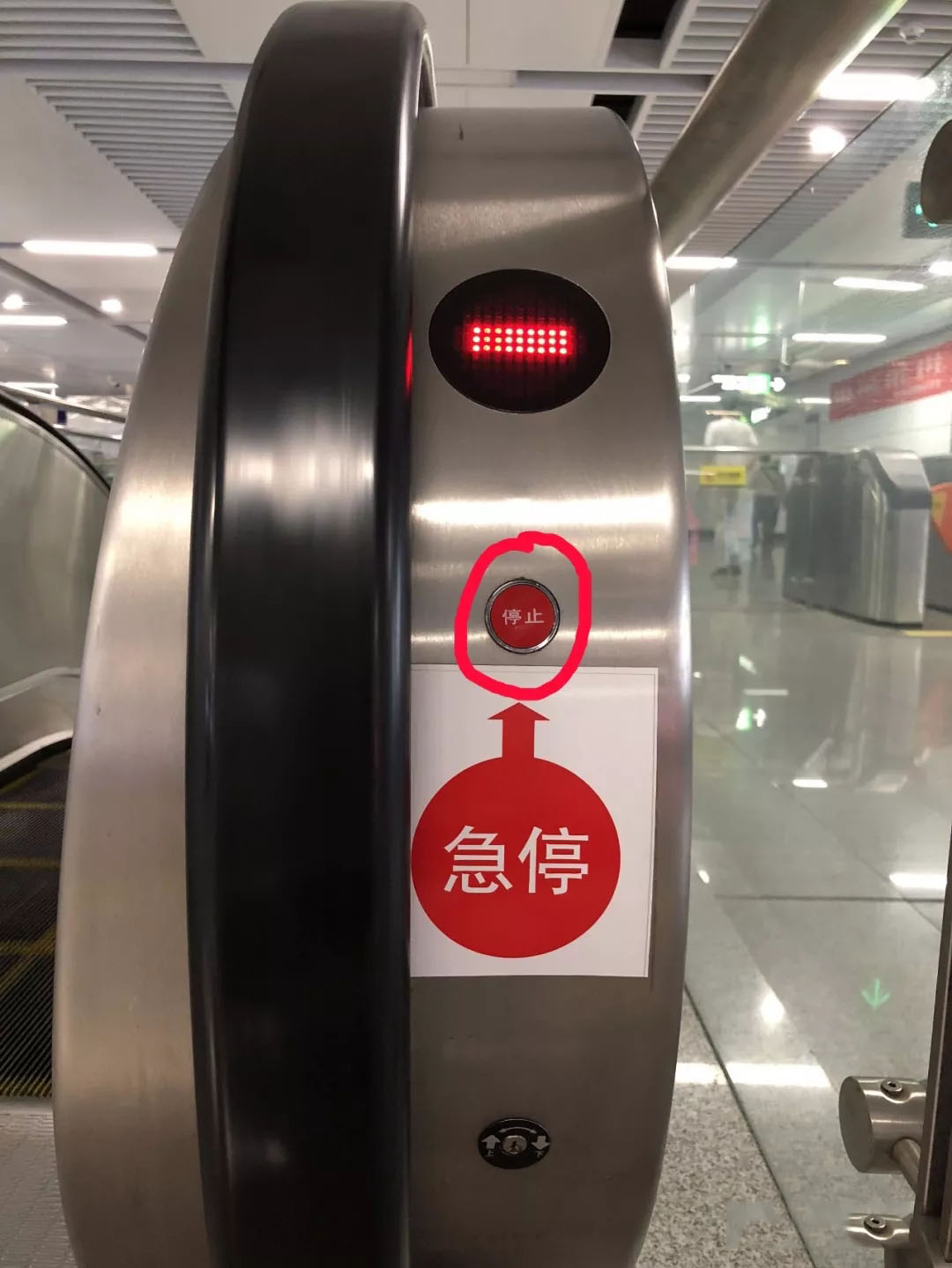 湖南電梯公司:自動(dòng)扶急停按鈕